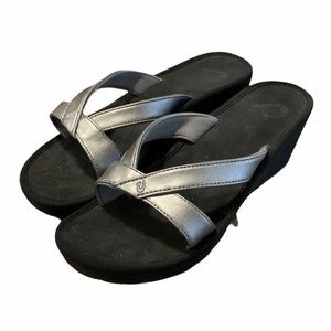 OluKai Women's Metallic Silver and Black Sandals